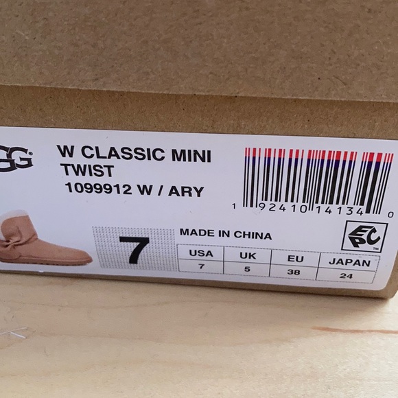 Ugg Sz 7 NIB Classic Mini Twist - Picture 3 of 3